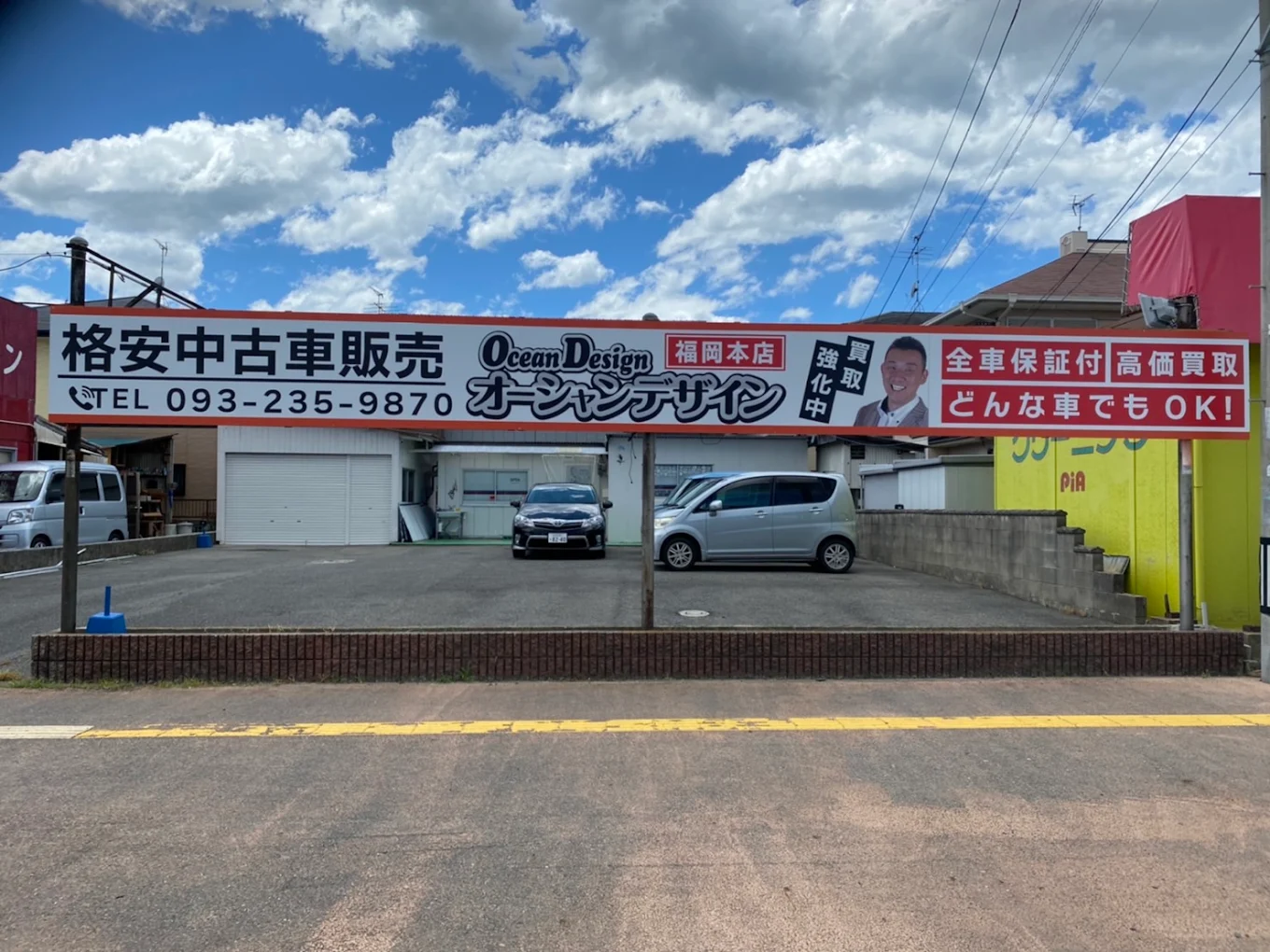 店舗で握手を交わし鍵を受け渡す様子