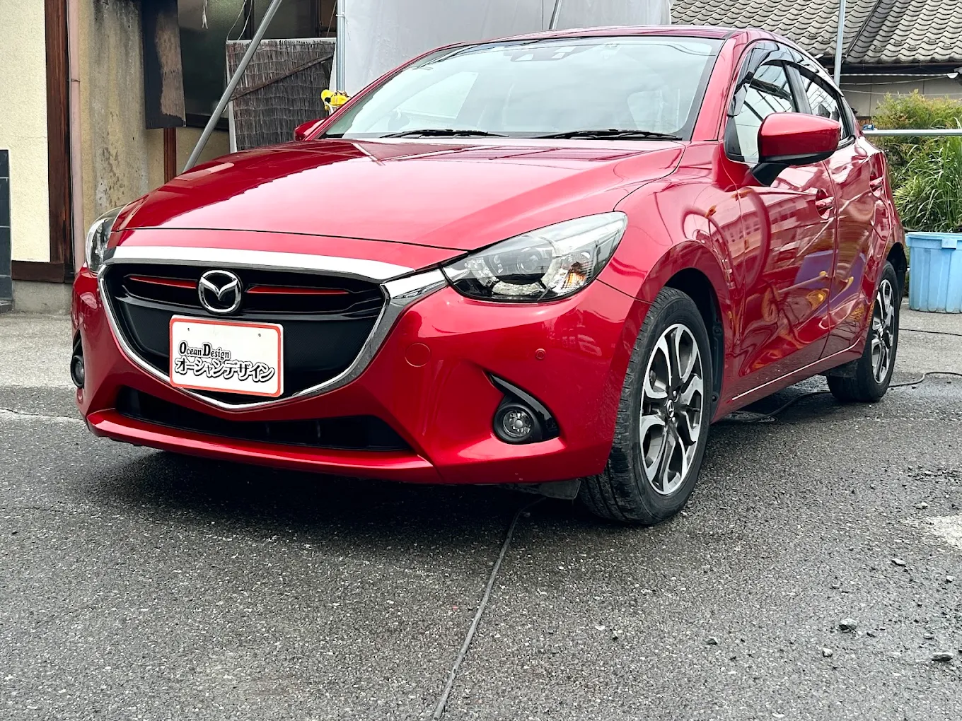 車のキーを手渡す様子